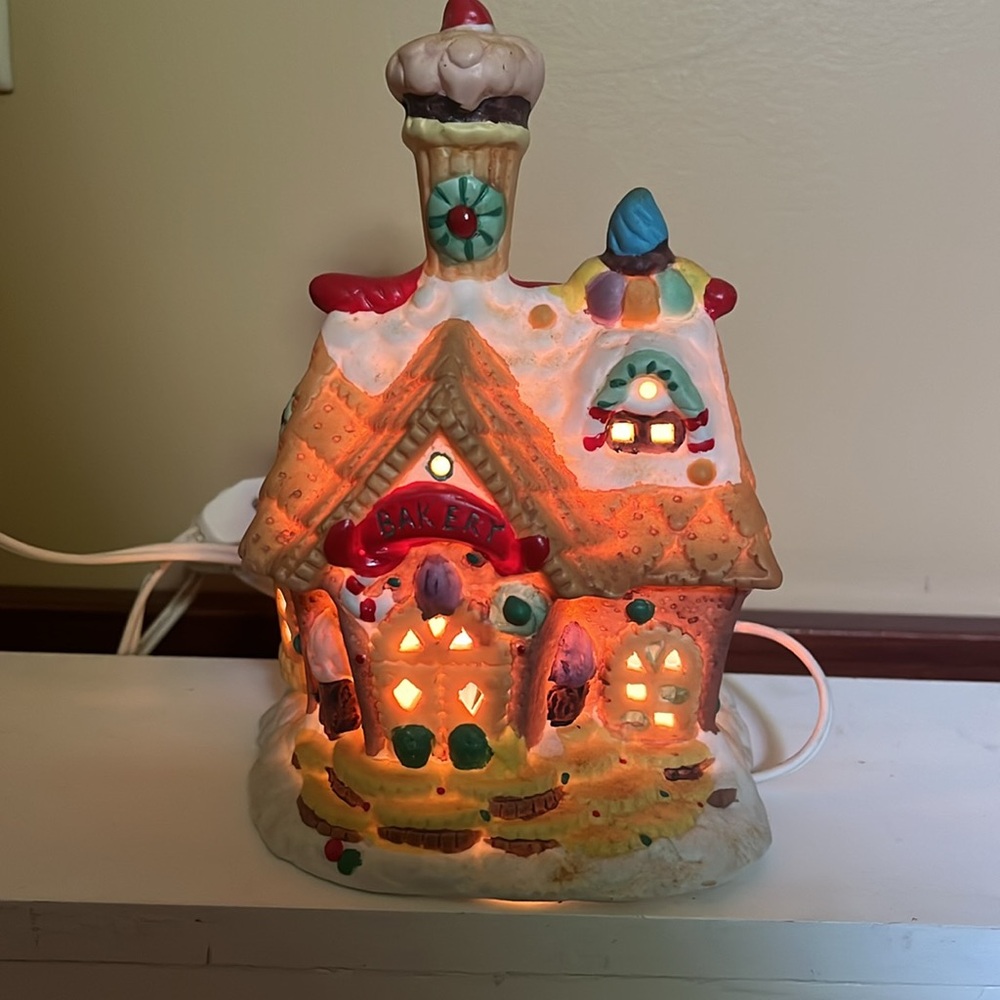 Candyland collectibles porcelain lighted bakery house
